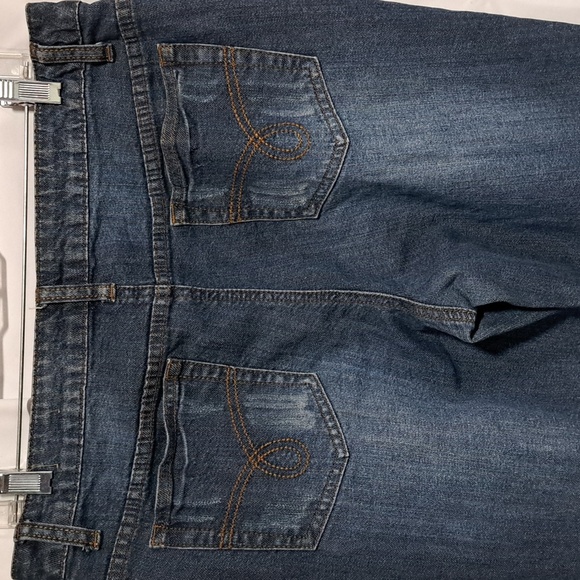 Cato Distressed - Picture 6 of 9